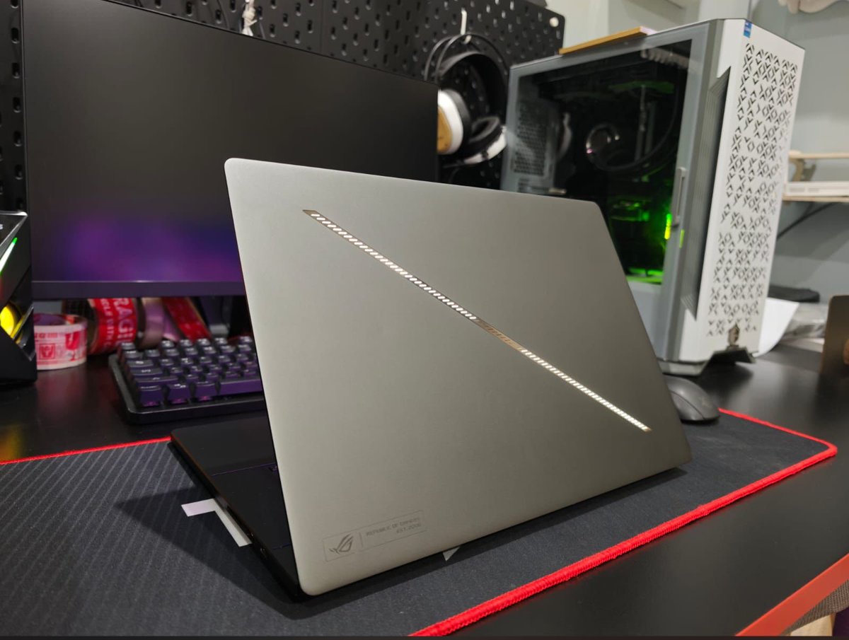 didepancangkir's tweet photo. Kurang lebih begini spek device sederhana nya, an absolute masterpiece of modern tech from Asus's gaming lineup.

ROG Zephyrus G16
Ultra 9 285H (NPU 13TOPS) | 32GB LPDDR5X (On-Board) | 1TB PCIe 4.0 NVMe SSD | 16” 2.5K OLED 240Hz ROG Nebula Display | NVIDIA GeForce RTX 5060 8GB GDDR6 | Backlit Chiclet Keyboard RGB | Fullset | Power ONTIME 3 Mingguan Only | Official Warranty 10-2027 |  Premium Aluminum Chassis

idr. 32.500K
free ongkir P. Jawa