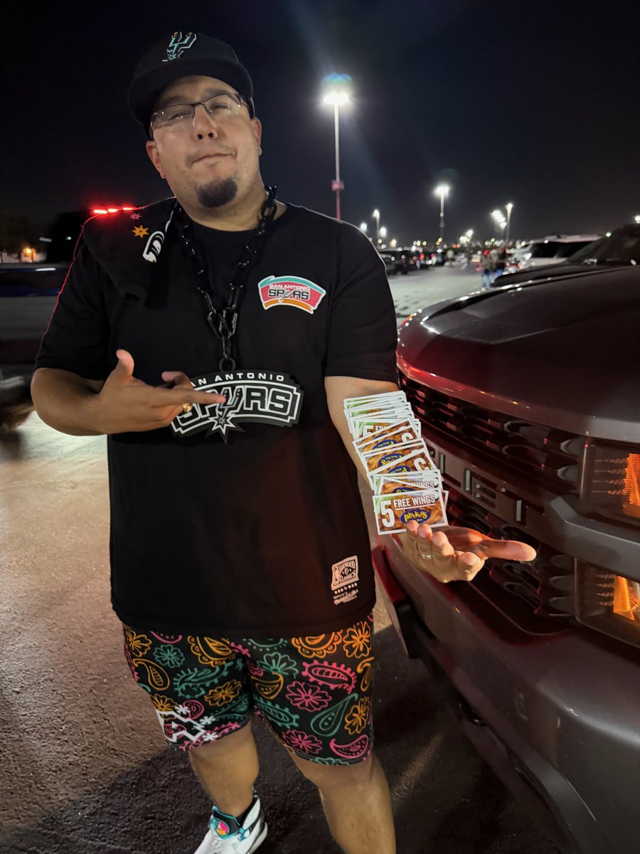 BigPapiBrandonM's tweet photo. PLUCKERS ON ME CHICKEN HEADS! 🍗 https://t.co/dITe3u4qcR