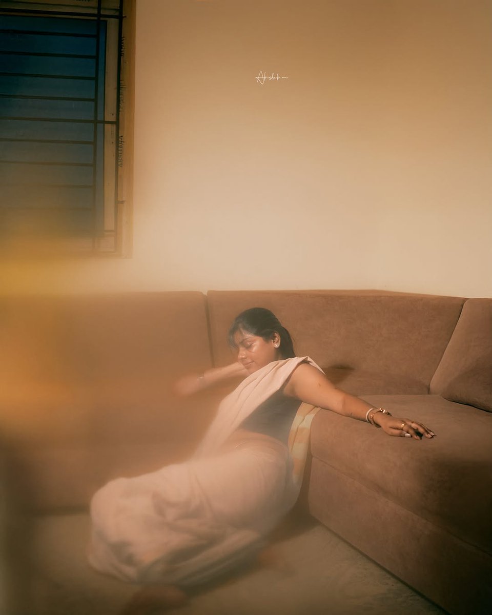DreamerT96's tweet photo. #Aishwarya
#BlackForest #model #dailydose
Karutha Kutty arms akkul mungji katti mood ethura 😍😘🥰 https://t.co/ZtcYmnUn9Z