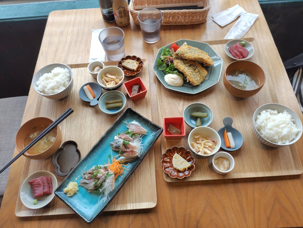 DIYkikuchiANNEX's tweet photo. 広尾町　Bay Lounge Coffee

この道東端っこの街でランチタイム開始11:00からゾクゾクお客さんが集まってくるのはなかなかの実力店な

夫婦でイワシ尽くし
🐟に決して負けない

https://t.co/pNTIiIF5pR https://t.co/3oB1FSJtXL