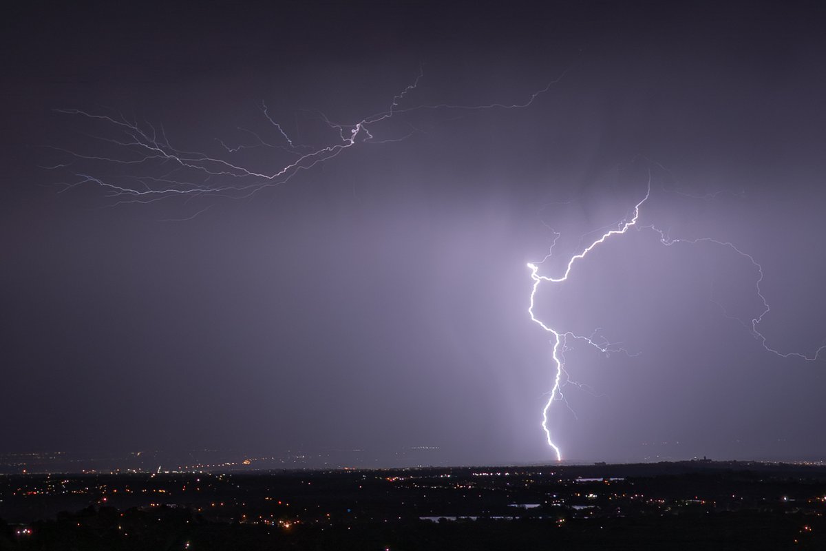 Connorjos's tweet photo. Lightning season is here! #cowx https://t.co/NvhPKdO8C7