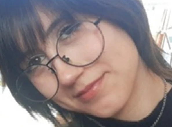 desaparecidaorg's tweet photo. Ariadna Andrada tiene 16 años, desapareció el 28/5/26 en Puerto Madryn, #Chubut. Es delgada, altura 1,64. Tiene ojos verdes, utiliza anteojos recetados. Vestía campera de jean negra, pantalón marrón claro y mochila blanca y negra. Avisar #Urgente al☎️2804562486, 101  o 911 https://t.co/lsa030Lkjt