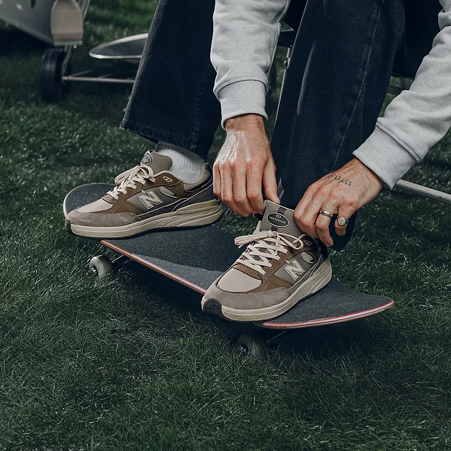 SOLELINKS's tweet photo. Ad: LIVE at 9pm PT/12am ET
New Balance 'Grey Days' Collection

Andrew Reynolds x NB Numeric 933
=> https://t.co/OFLgUpUKkP

Tiago Lemos x NB Numeric 1010
=> https://t.co/CV8ge6Rjk8

NB Numeric 770
=> https://t.co/bbvEeEK1h7 https://t.co/LqrYPjCq1U