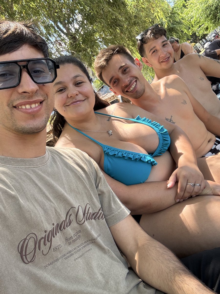 abrigimenez2's tweet photo. Ellos más que mis primos son mis hermanos, ellos son el gran ejemplo de ser familia y gracias a ellos supe los que era extrañar pasar tiempo con ellos quiero volver a el veranos donde pasamos un mes hermoso y a el abrazo que me dio Joaquín cuando lloraba porque no podía creer https://t.co/R7g1GEHJB1