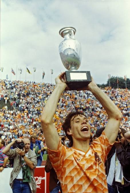 OranjeINDO's tweet photo. Buat sebagian besar dari kami di sini, momen di foto ini yang paling ikonik &amp; menjadi awal kecintaan kami terhadap timnas &amp; sepakbola Belanda 🇳🇱🧡

Permainan ofensif yang cantik, gol2x indah dari striker legendaris kami Marco van Basten. Perjalanan menjadi juara yang ideal 🏆 https://t.co/kaw8aJoVo3