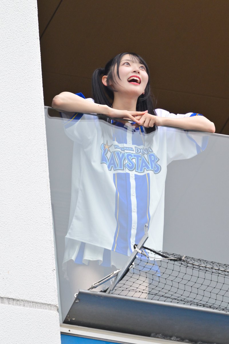 mac_araon's tweet photo. 2026.5.27 推せ推せ！YOKOHAMA☆IDOL SERIES 2026

#AKB48 #YIS2026 メンバー観戦風景⚾️
～日中④～
開始前からフルブーストで働いたあいちゃん、あがったフライにあんぐり。dianaのチア衣装の上にベイユニを羽織っている。

#佐藤綺星 https://t.co/qAEogsl8At