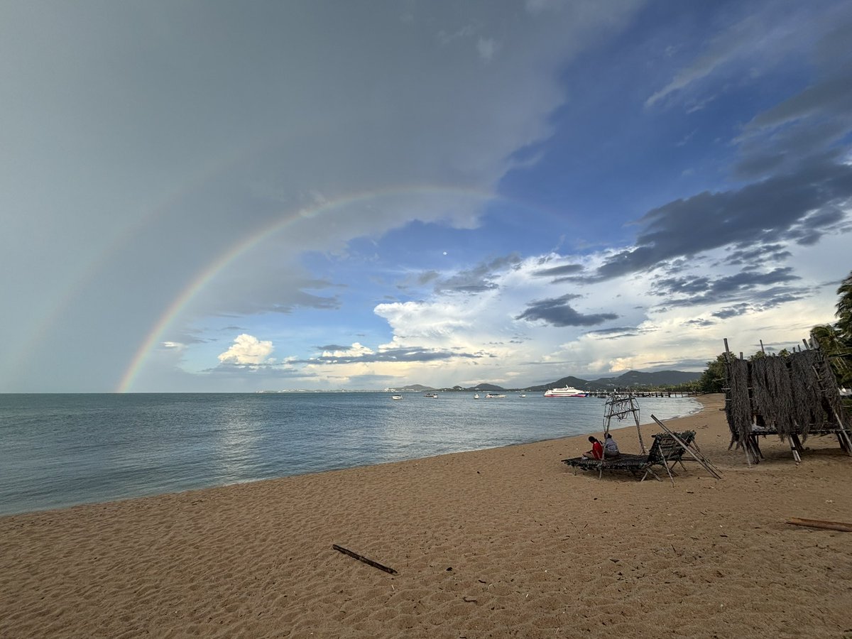 EvSlatts's tweet photo. 📍 Koh Samui, Thailand

And yes that’s the moon at the apex of the rainbow 🌈🌖 https://t.co/d99xQbQyot