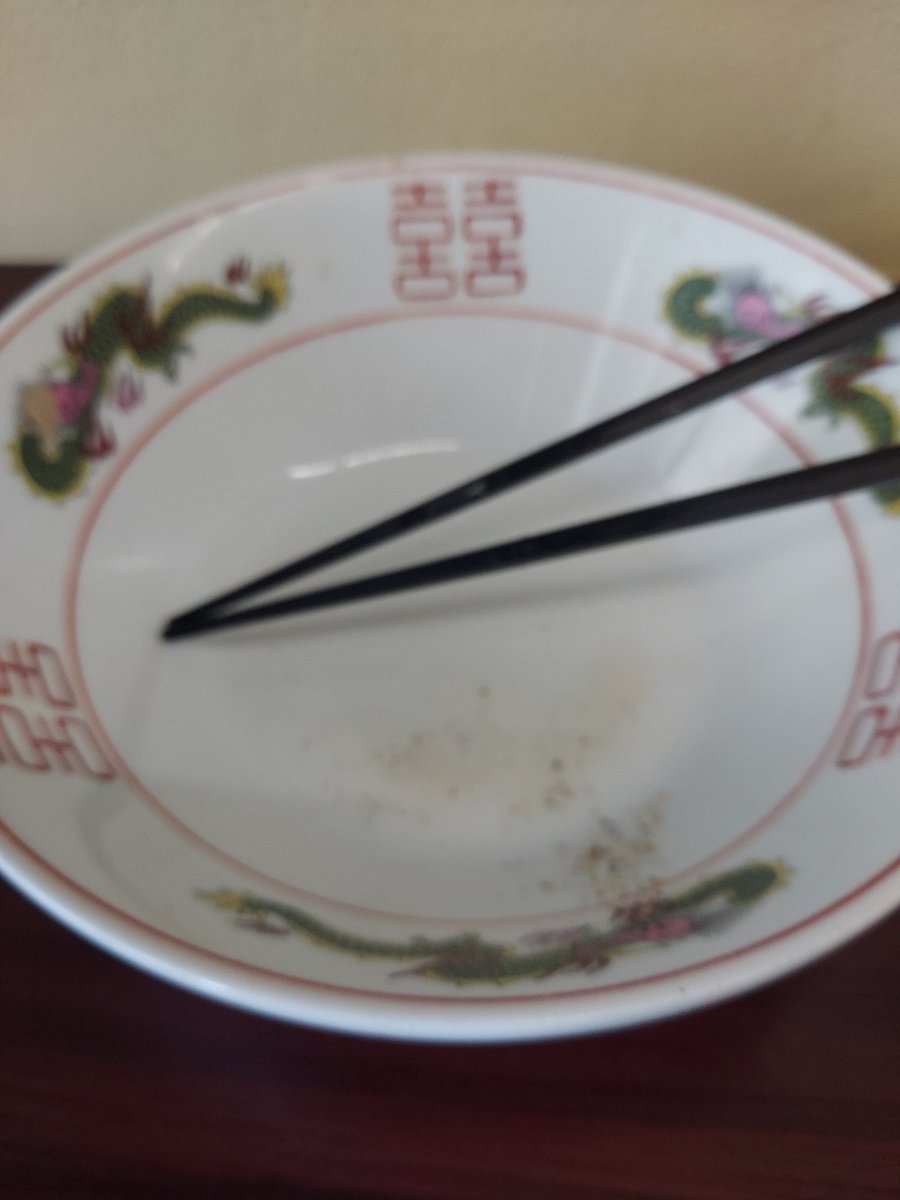 yfe27420's tweet photo. 皆様お疲れ様です。今日のお昼は丸海鳴海さんの元祖鳴海の中華そば大を太麺で頂きました。スープに浸して食べるチャーシューがたまりません。これで今日も乗り越えられそうです。僕と同じ午後もお仕事の皆様頑張って行きましょうね。 https://t.co/AmJRtU5ZxA