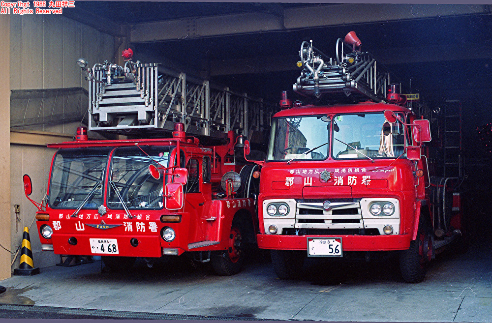 malta_shozo's tweet photo. 【新刊“廃線だけ” 制作中に見つけた昭和の風景】昭和のはしご消防車 昭和63年
向かって右の写真は、1971年式三菱K201梯子消防車と1965年式ニッサンディーゼルTC80G梯子消防車。場所は福島県の郡山市消防本部。撮影は1988年。
左は1967年式いすゞTXシュノーケル消防車。場所は新潟県の五泉市消防本部。こちらも撮影は1988年。
東映社員時代、廃墟や廃線散策の折に撮らせて頂いたスナップです。

この写真は、私の書籍『廃線だけ―平成・令和の棄景』の続巻『廃線だけ―昭和の棄景』用の写真を探していた折に、データ化した二枚。（※書籍には掲載しておりません）

■昨夏発売『廃線だけ―平成・令和の棄景』
https://t.co/iw4a78nMki
平成・令和に残る廃線を美しい写真で紹介した決定版。上のurlは実業之日本社による紹介ページ。こちらからオンライン書店にも飛べます。Amazonでも再び入手可能となりました。重版分の印刷も最高レベルの仕上がりです。現在、何と三刷り（二度目の重版）も出来しております。この機会にぜひ、お手に取って頂けましたら幸いです。

■昨秋発売の続刊『廃線だけ―昭和の棄景』
https://t.co/qiinoqIvj4
昭和の懐かしい廃線風景をまとめた『廃線だけ―昭和の棄景』は昨秋に発売されました。印刷に立ち会いましたが、素晴らしいクオリティでした。製本も凝った仕上げで、最高の一冊です。紹介ページからAmazonにも飛べますので、ご注文頂けましたら幸いです。

街歩き好き、写真好き、廃墟・廃線好き、鉄道好きの皆さま、ご高覧頂けましたら嬉しく存じます。
#廃線だけ #丸田祥三
