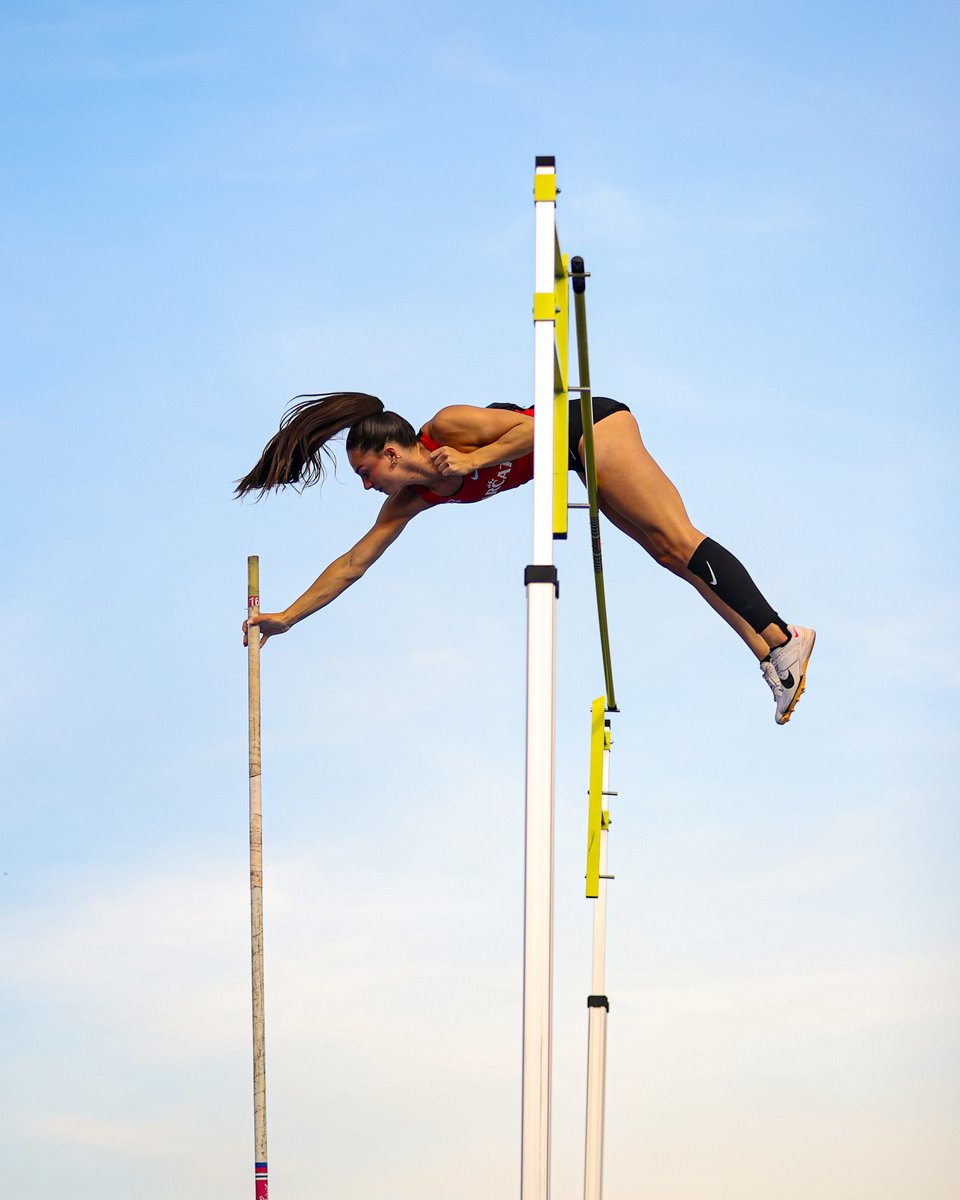 GoBearcatsTFXC's tweet photo. 𝑬𝑼𝑮𝑬𝑵𝑬 𝑩𝑶𝑼𝑵𝑫 🎟✈️

Abby Knouff is headed to Oregon for the NCAA Outdoor Track and Field Championships. She secured her spot with a mark of 4.27m in the pole vault, earning a 7th place finish at the NCAA East First Round.

#Bearcats https://t.co/RJYDJgojPU