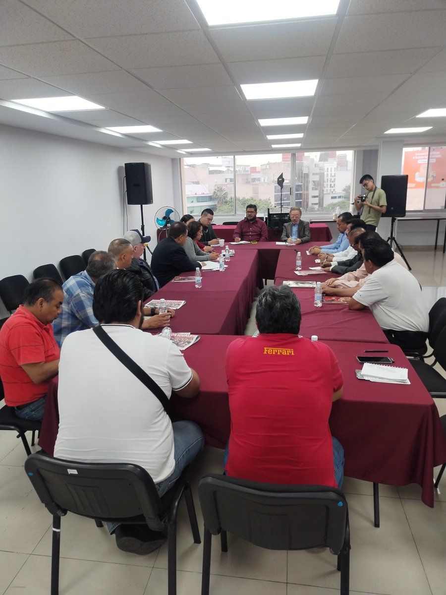 G_L_ABONZA's tweet photo. 🤝🚍 Sostuvimos una productiva reunión con @diazpol, presidente de @MorenaCiudadMex. Se acordó fortalecer la coordinación entre #Morena y el sector transporte mediante reuniones periódicas y una agenda conjunta por la movilidad y el bienestar ciudadano. #MorenaCDMX https://t.co/QEsbQpFQAO