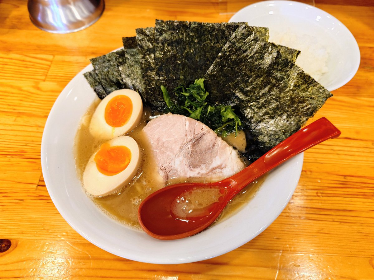 hory_ramen's tweet photo. 今日のランチはつきみ野大桜にてのりたま+半ライス。今日は豚骨の濃度が高くて好みのスープ。美味しかった😋
#ラーメン #家系風ラーメン #大桜 https://t.co/tNUvM9ia1L