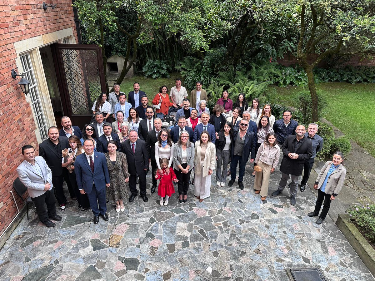 TC_BogotaBE's tweet photo. 🇹🇷#Kurbanbayramı’nı Bogota’da yaşayan vatandaşlarımız, Türk kurumlarının temsilcileri, Azerbaycanlı kardeşlerimiz ve Kolombiyalı dostlarımızla birlikte Büyükelçiliğimizde kutladık. 

Sağlıkla ve huzurla birlikte nice bayramlara. 💐
@TC_Disisleri @tmaarifcolombia https://t.co/4wGed0u8PH