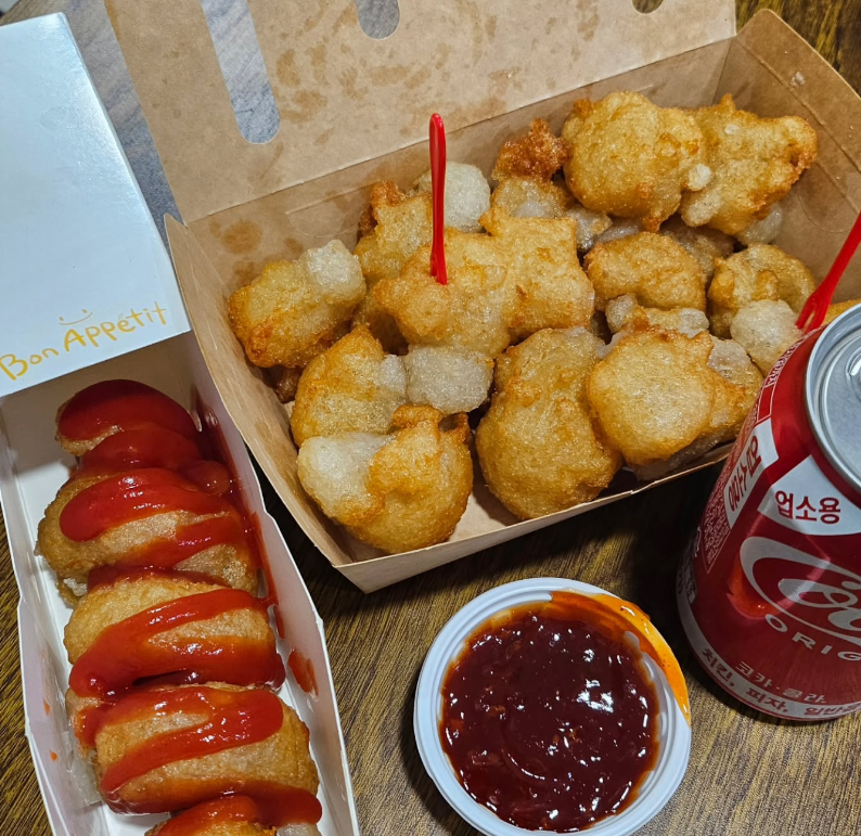 classone_jp's tweet photo. ソンスに行く人これ保存して…！🥔🔥
グルテンフリー◎
江陵（강릉）で行列必須の
『강릉길감자(カンヌンキルカムジャ)』がソンスにオープンしました✨
これ、ポップアップじゃなくて実店舗なんです🙌

実際に食べた感想は
「外カリッ、中もちっ」の食感が神🤤

プルダックマヨやバジルマヨのソースで味変できるから
これ、手が止まらなくなっちゃうやつです…！👏

オープン2日目でもうウェイティングが出るくらい
すでに話題になってるみたいです💭

本格的に混み合って入れなくなる前に
話題の味をチェックしに行ってみてください🏃‍♀️💨

 江陵吉カムジャ 聖水店 (강릉길감자 성수)
📸IG @gilgamja_sungsu
📍서울 성동구 성수일로12길 44 1층
🕙 10:00 - 19:00
🥔 3,100w〜
🥫 ソース追加 1,000w