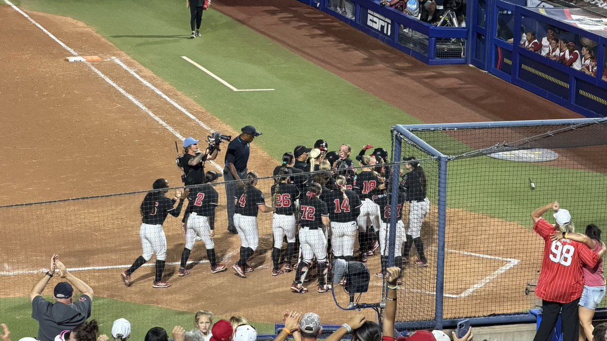 randysilvertv's tweet photo. Hannah Coor first pitch solo HR to tie it at 3-3 with 1 out bottom 8!

Pure cinema! 

Nebraska Arkansas in an instant classic https://t.co/Tq9zpkYzPz