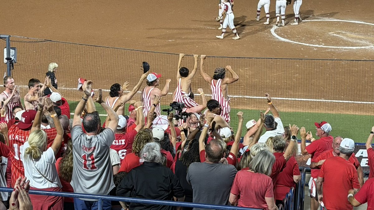 randysilvertv's tweet photo. Hannah Coor first pitch solo HR to tie it at 3-3 with 1 out bottom 8!

Pure cinema! 

Nebraska Arkansas in an instant classic https://t.co/Tq9zpkYzPz