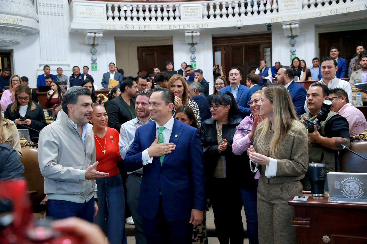 ChuchoSesmaPVEM's tweet photo. Un día de muchas emociones. Agradezco a mi querido @javoramosf por asumir estos días la responsabilidad de representar nuestra causa desde el Congreso. Estoy seguro de que harás un gran trabajo y pondrás en alto los valores del @VerdeCDMX. ¡Todo el éxito! https://t.co/kxMLSw0FPS