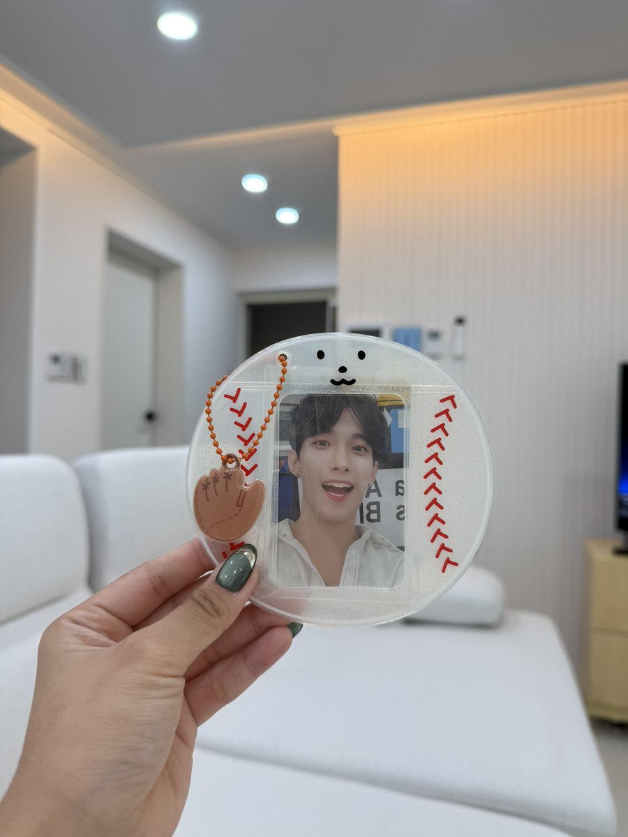 dokeywonu's tweet photo. this poca holder is so dokyeom coded 🥹🤍 https://t.co/d122zAaV9M