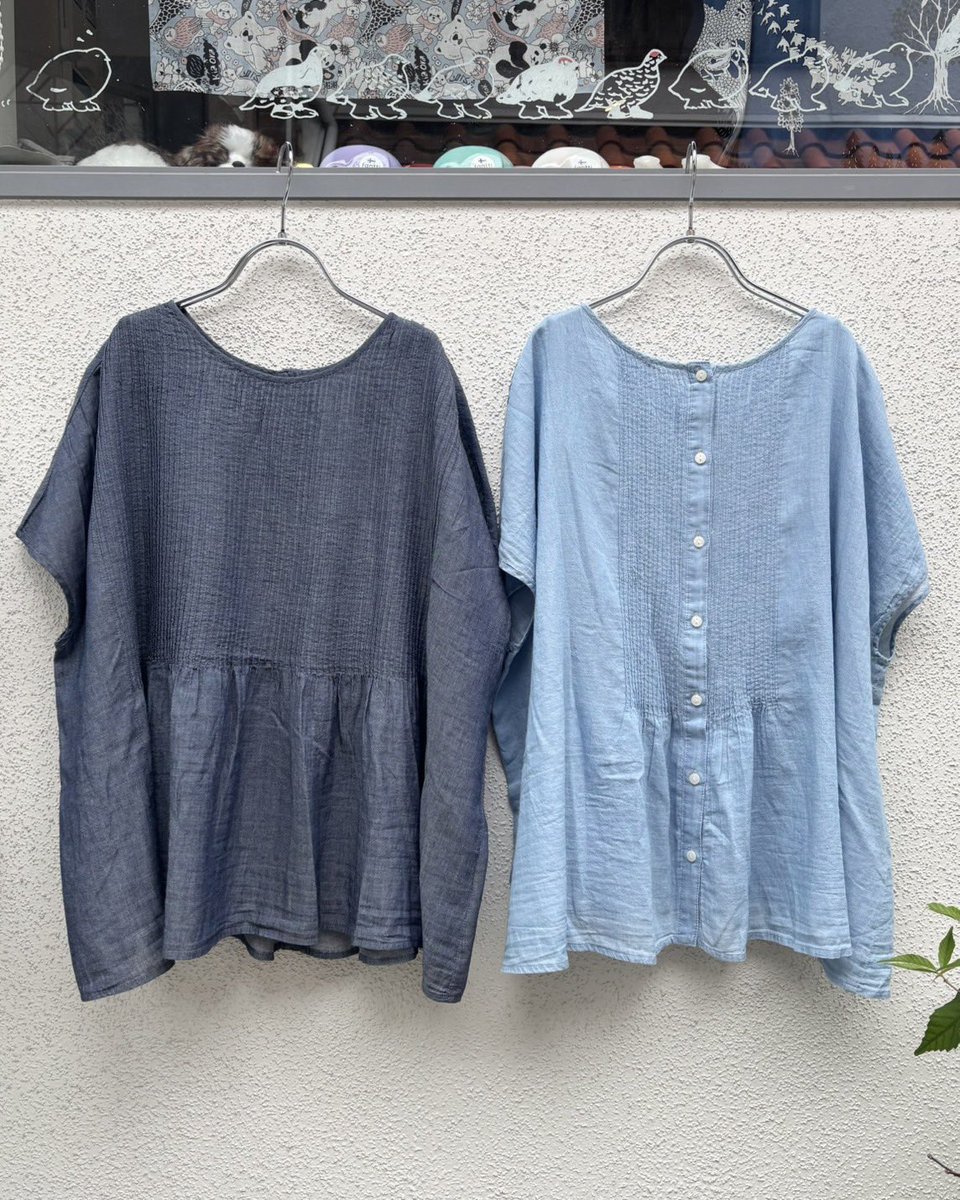 marbleSUD_naka's tweet photo. シアー 2WAYピンタックブラウス

着心地抜群の2WAYブラウスが入荷しました✨
柔らかく、肌触りの良い薄手の生地を使用しています🌿

繊細なピンタックをたっぷり施し、
シンプルながらも華やかな印象に！
これからの季節にぴったりの、
軽やかで着回し力抜群の一枚です☺️

#マーブルシュッド #中崎町 https://t.co/mUHW7zPDr7