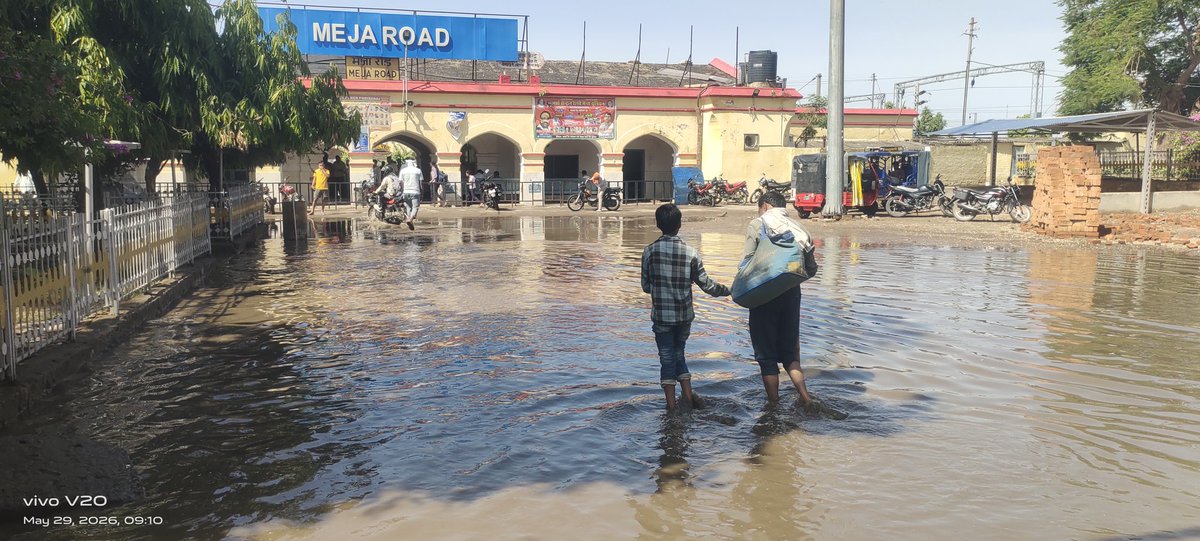 ReporterrajeshG's tweet photo. पूर्व में हुई शिकायतों के बावजूद भी विभागीय अधिकारियों ने संज्ञान नहीं लिया जिसकी जीती जागती मिसाल बीती रात हुई बारिश के बाद एक बार फिर सामने है। प्रयागराज के मेजा रोड रेलवे स्टेशन के मुख्य गेट पर भारी जल जमाव।@drmncrald @RailMinIndia @RailwaySeva
9305630400 https://t.co/mq8n222A3Y