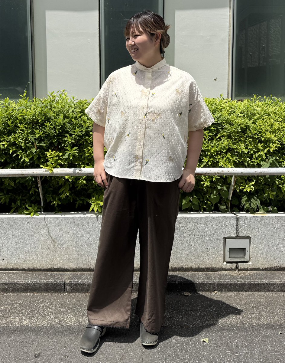 marbleSUD_kichi's tweet photo. 【EMB poodle プチカラーシャツのご紹介】

モコモコとした可愛いプードルと可憐な花が可愛いテキスタイル🐩

ちょこんとした丸襟が大人可愛く、ゆったりとした身幅で楽に着ていただけます( ¨̮ )

ぱむわかぞうなおんぬ
 #マーブルシュッド #吉祥寺 https://t.co/xyxVJ5HVUO