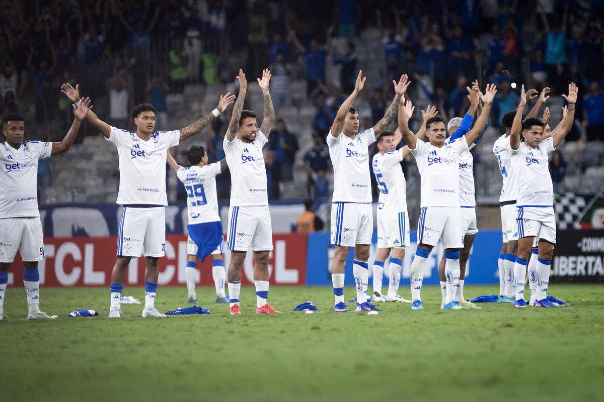 Cruzeiro's tweet photo. Boa noite, Nação Azul! 🦊💙

Amanhã tem novidade, mas não conta pra ninguém não! 😀

📸 @ggaleixo / Cruzeiro https://t.co/fB4vzuNgpw
