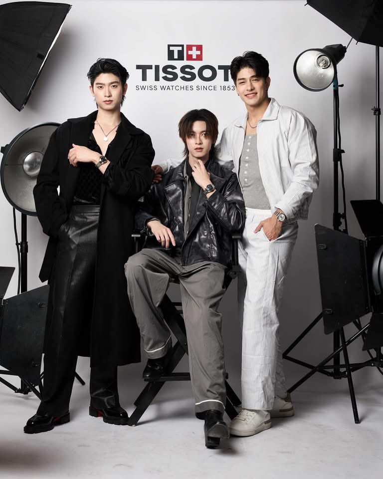 AllNews_th's tweet photo. เอาใจคนรักนาฬิกา! ทิสโซต์ (Tissot) ชวน 3 หนุ่ม Gentleman แห่งยุคโทมัส-ธีร์ทัศน์, ลุค-อิชิคาว่า และ พูห์-กฤติน ถ่ายทอดเสน่ห์เรือนเวลาจากคอลเลกชั่น “Gentleman” ผ่านสไตล์เรียบเท่ สุขุม และมั่นใจ

#tthomastc #ppoohkt #lukevoyage
#Tissot #TissotThailand 
#Gentleman #38mm

🔗 https://t.co/p3MO1RhpKc
เปิดนิยามความเท่เหนือกาลเวลา ทิสโซต์ (Tissot) ชวน 3 หนุ่มหล่อ Gentleman แห่งยุค โทมัส-ธีร์ทัศน์ จึงมณีรัตน์, ลุค-อิชิคาว่า พลาวเด้น และ พูห์-กฤติน กิจจารุวรรณกุล ร่วมอวดโฉมเรือนเวลาคอลเลกชั่น เจนเทิลแมน (Gentleman) ขนาดใหม่ 38 มม. ถ่ายทอดเสน่ห์อันโดดเด่นผ่านคาแรกเตอร์ที่แตกต่างในแบบของตัวเอง พร้อมเผยเคล็ดลับการมิกซ์แอนด์แมทช์นาฬิกาเรือนโปรดให้ดูดีได้ในทุกโมเมนต์ 

สำหรับ ทิสโซต์ เจนเทิลแมน (Tissot Gentleman) ได้ถ่ายทอดนิยามของสุภาพบุรุษยุคใหม่ที่ไม่ได้ถูกจำกัดอยู่เพียงภาพลักษณ์ภายนอก แต่คือความมั่นใจที่มาพร้อมความสุขุม ความยืดหยุ่น และการเป็นตัวของตัวเองในทุกสถานการณ์ ผ่านดีไซน์ที่เรียบง่ายแต่แฝงด้วยรายละเอียดอย่างมีชั้นเชิง สะท้อนไลฟ์สไตล์ที่ไม่จำเป็นต้องโดดเด่นเกินไป แต่ยังคงสร้างความประทับใจได้ทุกครั้งที่สวมใส่ เรือนเวลารุ่นนี้จึงไม่ได้ทำหน้าที่เพียงบอกเวลา หากยังเป็นอีกองค์ประกอบหนึ่งที่ช่วยขับเน้นตัวตนให้ชัดเจนยิ่งขึ้น 

ซึ่งคอลเลกชั่นนี้ขับเคลื่อนด้วยกลไกอัตโนมัติ C07.611 หรือ Powermatic 80 ซึ่งโดดเด่นด้วยประสิทธิภาพการสำรองพลังงานยาวนานถึง 80 ชั่วโมง รองรับจังหวะชีวิตที่หลากหลายในแต่ละวันได้อย่างต่อเนื่อง พร้อมสปริงบาลานซ์นิวาครอง (Nivachron™) ที่ช่วยเพิ่มความทนทานต่อสนามแม่เหล็ก แรงกระแทก และความแปรปรวนของสภาพแวดล้อม เพื่อรักษาความแม่นยำได้อย่างยาวนาน ทั้งยังผสานความเที่ยงตรง ความทนทาน และความน่าเชื่อถือไว้ได้อย่างลงตัว สะท้อนตัวตนของสุภาพบุรุษยุคใหม่ที่ให้ความสำคัญกับคุณภาพและความมั่นใจในทุกช่วงเวลา โดยขนาดใหม่ 38 มม. ได้รับการออกแบบเพื่อการสวมใส่ในชีวิตประจำวัน ด้วยสัดส่วนที่เหมาะกับข้อมือ และมีให้เลือกทั้งหมด 4 รุ่น ภายใต้แนวคิดของความสมดุลระหว่างความเรียบง่ายและรายละเอียดอันประณีต ตัวเรือนผลิตจากสแตนเลสสตีลขนาด 38 มม. จับคู่กับกระจกคริสตัลแซฟไฟร์ทรงโดมที่ทนต่อการขีดข่วนในระดับสูง พร้อมเคลือบสารป้องกันแสงสะท้อน ช่วยเพิ่มทั้งมิติและความคมชัดให้กับหน้าปัดได้อย่างลงตัว ขณะที่ฝาหลังแบบโปร่งใสเผยให้เห็นกลไกภายในอย่างประณีต สะท้อนเสน่ห์ของงานฝีมือชั้นสูง หน้าปัดมีให้เลือกหลากหลายเฉดสี ทั้งสีเงิน สีดำ สีน้ำเงินเข้ม และสีเขียวเข้ม ถ่ายทอดผ่านพื้นผิวลวดลายทรงพีระมิดผสานกับผิวหน้าปัดแบบซันเรย์ ซึ่งช่วยสะท้อนแสงได้อย่างงดงามในแต่ละมุมมอง เสริมด้วยขีดบอกเวลาเหลี่ยมและเข็มนาฬิกาทรงกริชที่ให้ลุคเฉียบคม พร้อมเคลือบสารเรืองแสง Super-LumiNova® เพื่อความชัดเจนในทุกสภาพแสง และช่องแสดงวันที่บริเวณตำแหน่ง 3 นาฬิกาที่ถูกจัดวางอย่างลงตัว ทั้ง 4 รุ่นมาพร้อมสายนาฬิกาสแตนเลสสตีลแบบสามแถวที่มีข้อกลางขัดเงา ช่วยเติมสัมผัสแห่งความหรูหราอย่างมีระดับ พร้อมระบบปลดสายแบบรวดเร็ว เพื่อรองรับการเปลี่ยนสายได้อย่างสะดวก อีกทั้งยังสามารถใช้งานร่วมกับสายนาฬิกาขนาด 18 มม. จาก Tissot Accessorization ไม่ว่าจะเป็นสายหนัง สายสแตนเลสสตีลถักลายตาข่ายแบบ Milanese หรือวัสดุอื่น ๆ ได้อย่างหลากหลาย ช่วยเติมเต็มสไตล์ให้เหมาะกับบริบทและโอกาสต่าง ๆ ได้อย่างลงตัว ทำให้เรือนเวลาเพียงหนึ่งเรือนสามารถรองรับทุกบทบาทในแต่ละวันได้อย่างสุขุมและมีสไตล์

โดย 3 หนุ่ม ได้ถ่ายทอดเสน่ห์อันโดดเด่นผ่านคาแรกเตอร์ที่แตกต่างในแบบของตัวเอง พร้อมเผยเคล็ดลับการมิกซ์แอนด์แมทช์นาฬิกาเรือนโปรดให้ดูดีได้ในทุกโมเมนต์ เริ่มด้วยหนุ่มหล่อ ลุค-อิชิคาว่า พลาวเด้น เผยว่า “ปกติเราจะเลือกนาฬิกาตามกิจกรรมและลุคในแต่ละวัน บางวันก็อยากได้ลุคที่มีความคลาสสิก บางวันก็จะเป็นแนวสปอร์ต อย่างวันนี้เราเลือกใส่ Tissot Gentleman หน้าปัดสีเงิน แมทช์กับสไตล์การแต่งตัวแบบสมาร์ทแคชชวลในโทนสีอ่อนๆ พอจับคู่กับนาฬิกาเรือนนี้แล้วมันดูลงตัวมาก เพราะตัวดีไซน์มีความคลาสสิก แต่ก็ยังดูโมเดิร์น ใส่ง่าย” 

ด้านนักแสดงหนุ่มมากเสน่ห์ โทมัส-ธีร์ทัศน์ จึงมณีรัตน์ เล่าว่า “นาฬิกาเป็นสิ่งที่เราขาดไม่ได้เลย เพราะเป็นไอเทมที่ช่วยสะท้อนสไตล์ของเราได้เป็นอย่างดี อีกอย่างเราเป็นคนที่ชอบดูเวลาจากนาฬิกาข้อมือด้วย วันนี้เรามาในลุค All Black ที่ให้ความรู้สึกเรียบเท่และสุขุม เลยเลือกจับคู่กับ Tissot Gentleman หน้าปัดสีดำ ที่ช่วยเสริมลุคให้ดูโดดเด่น ซึ่งเสน่ห์ของเรือนนี้คือดีไซน์ที่มีความมินิมอล แต่ยังคงหรูหรา สามารถช่วยแมทช์กับสไตล์การแต่งตัวได้หลากหลาย”