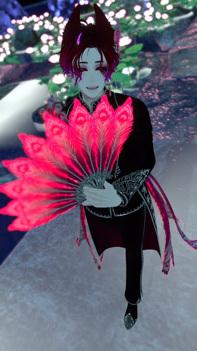 RubyBrettVR1's tweet photo. 販売開始おめでとうございます✨

今回珍飯亭の伊依君と連成さんで改変してみました🐱

腰から足にかけてある長い羽、動くたびに揺れるのが惹きつけられますね…☺️

そして扇でぱたぱたに夢中になっちゃってくださいなｗ

只今セール中でだいぶお安くなっておりますので是非お迎えしてみてくださいね🦚 https://t.co/U55Xgzq7cA