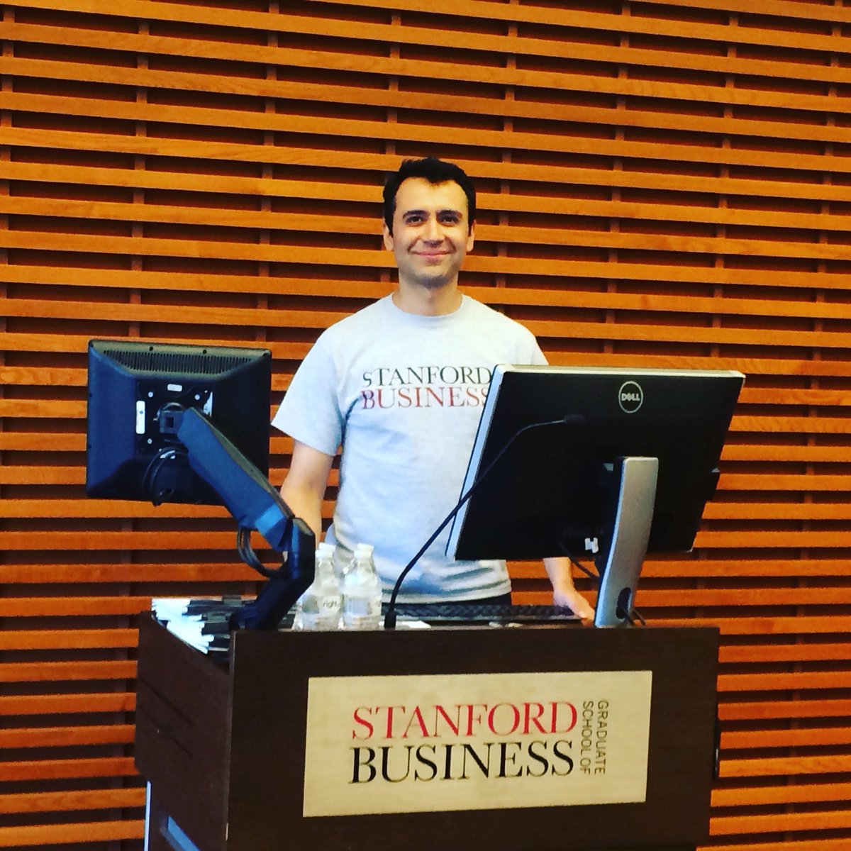 Esemiyun's tweet photo. Amigos, en Mayo cumplí 10 años trabajando para una empresa de Estados Unidos, desde México.

Cuento con estudios presenciales y comprobables en las universidades de Stanford y Wharton 🇺🇸

Por favor:

Estudien inglés.

Es la llave para acceder a una mejor economía.

Estoy seriamente pensando en compartir las notas que me han ayudado a saber lo que es un verdadero inglés avanzado.

(Investiguen quién les está enseñado inglés. Los maestros tienen que ir cambiando).

Nunca me ha gustado la mediocridad.