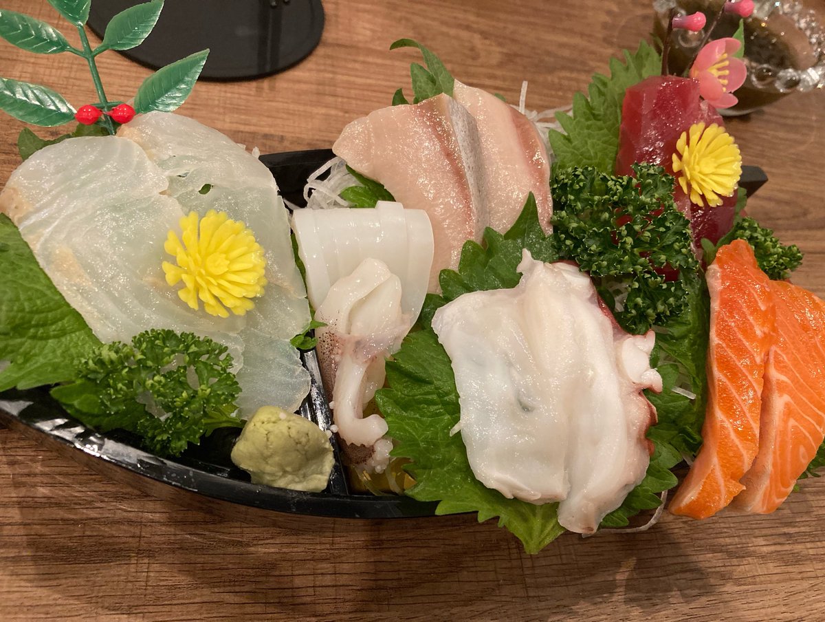 sweetchoco1201's tweet photo. いわき市小名浜　浜海道
小さい刺し盛りあるのうれしい😃
メガレモンサワーでっかw筋トレしてるみたいwどれも美味しかった😋
生きてる伊勢海老みながら伊勢海老にも性格があるんだねって笑ったwそれもまた楽しかった😆
#いわき市小名浜浜海道
#はまかいどう
#お刺身 https://t.co/qrUl6fd1MM