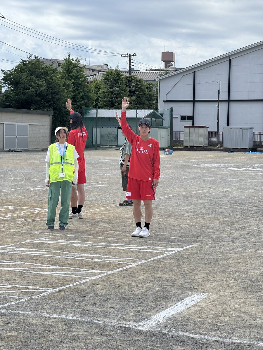 Fujitsu_Basket's tweet photo. 本日5月29日（金）、川崎市立新城小学校で行われた交通安全教室に、No.11 #前澤澪 選手と、No.18 #藤本愛妃 選手が参加しました🚲
横断歩道の渡り方や自転車の交通ルールについて小学校1年生・3年生の皆さんと一緒に学びました！

交通ルールを守り、一人ひとりが安心・安全に過ごせるようこれからも心がけていきましょう🏀

#富士通レッドウェーブ
#Fujitsu #RedWave