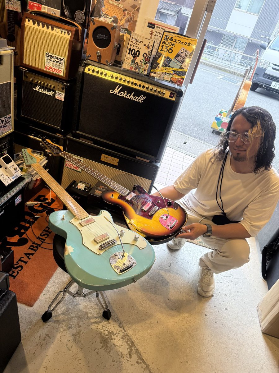 FULLUP1997's tweet photo. フルアップ本日22:00まで営業中〜昨日は富山のブルーギターズの山田さんが新しいギターを見せに来ていただきました。色々な良いギターの良いところを集約してるのですが、どこにもないこの感じ！個人的にも欲しくなる〜そのうち店頭に来る予定ですので是非 https://t.co/NzMDZahfxT