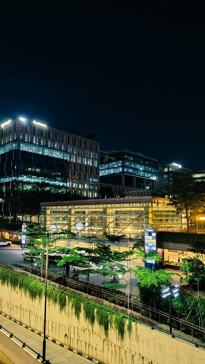 kanutag05's tweet photo. Ngl these complexes look pretty asf at night ! https://t.co/vly7VD5anb