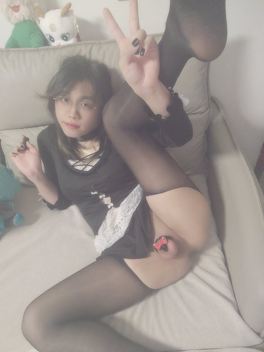 YuYu0431CD's tweet photo. 锁加蝴蝶结兼具了涩与可爱，戴着眼镜看起来很乖，其实下面已经被蝴蝶结贞操锁关起来了哦～
@YX8678461651490  #男娘 #贞操锁 https://t.co/FlNYqugpPS