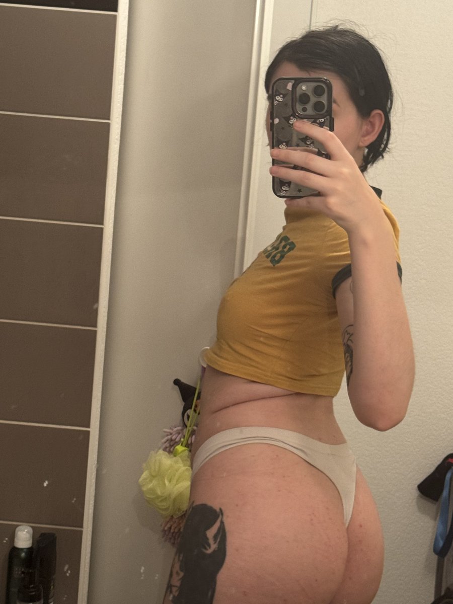 Moon_Maid_'s tweet photo. I love my body ✨ https://t.co/xvJ5LUEnqe
