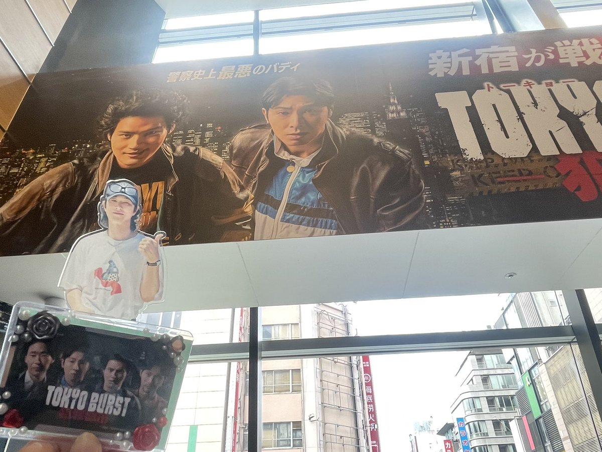 yuritomo616's tweet photo. 待ちに待っていよいよ今日公開🎬
午後からは混みそうなのでTOHOシネマズ新宿寄ってみました。
沢山の装飾で気分盛り上がります���
タマちゃん連れたユノぬいさんと記念写真📸
韓国から向かってる茶髪のユノが来るのコラボの箱根そば食べて楽しみに待ってます😋

＃犯罪都市
＃ユンホ
#YUNHO https://t.co/VmYrCAtVcC