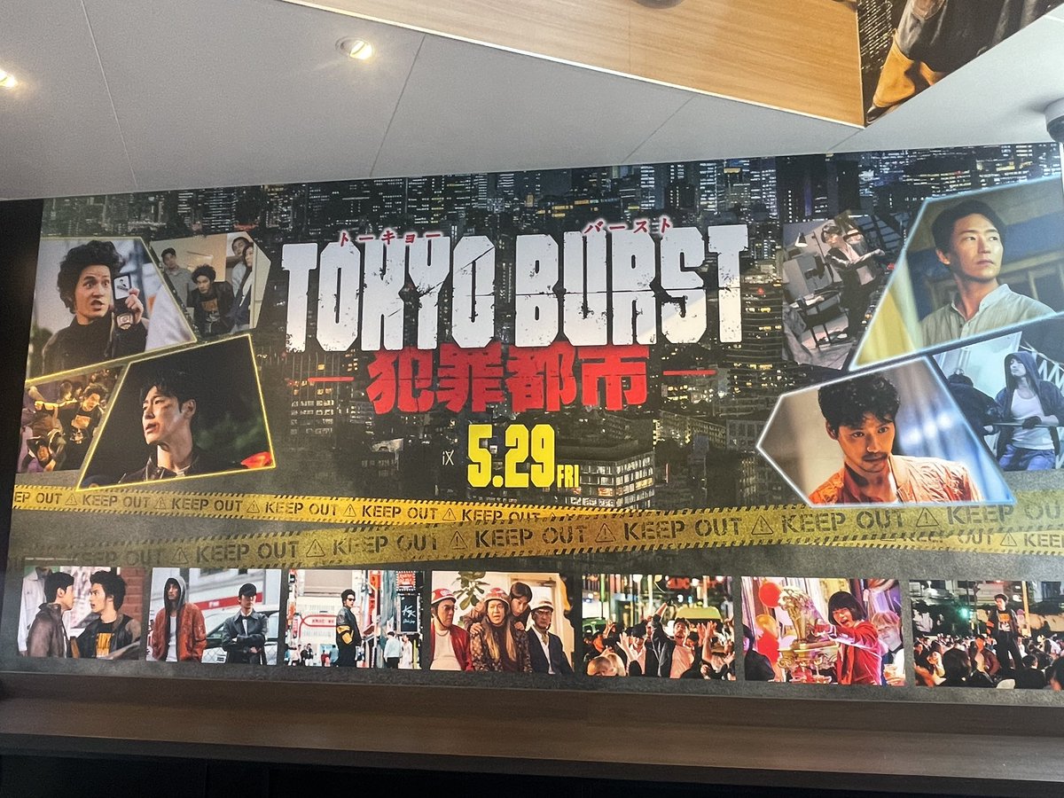 yuritomo616's tweet photo. 待ちに待っていよいよ今日公開🎬
午後からは混みそうなのでTOHOシネマズ新宿寄ってみました。
沢山の装飾で気分盛り上がります���
タマちゃん連れたユノぬいさんと記念写真📸
韓国から向かってる茶髪のユノが来るのコラボの箱根そば食べて楽しみに待ってます😋

＃犯罪都市
＃ユンホ
#YUNHO https://t.co/VmYrCAtVcC