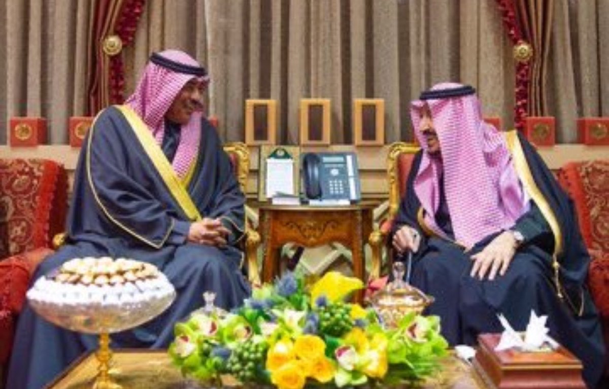 akalghanim11's tweet photo. " سُفراء #الرياض الثلاثة.. في عقل الدولة الكويتية "

لأوّل مرّةٍ في تاريخ #الكويت الحديث، تتقاطع (ثلاثُ مقاماتٍ سياديةٍ) عند نقطةٍ واحدةٍ من التجربة والذاكرة والدلالة:
سموّ وليّ العهد الشيخ صباح الخالد الصباح حفظه الله،  ومعالي وزير الديوان الأميري الشيخ حمد جابر العلي الصباح، ومعالي رئيس ديوان وليّ العهد الشيخ ثامر جابر الأحمد الصباح.

ثلاثٌ من (كبار صُنّاع القرار في الدولة) يجتمعون -وللمرة الأولى- على قاسمٍ مهنيٍّ مشتركٍ نادر:

(جميعهم سفراء سابقون في الرياض).

ليست مصادفةً بروتوكولية، بل علامةٌ على (عمق الوعي المؤسسي الكويتي بمكانة السعودية) في هندسة الاتزان الخليجي، وإدراكٌ بأنَّ الطريق إلى استقرار الكويت يمرّ عبر:
(فهم الرياض… لا عبر منافستها)

منذ عقودٍ، لم تكن السفارة الكويتية في الرياض مجرّد بعثةٍ دبلوماسيةٍ، بل (مختبرًا لصناعة الوعي السياسي الخليجي) منها يتعلّم السفير كيف يوازن بين الصداقة والسيادة، وكيف يُبقي الخلاف سياسيًا لا وجوديًا.
ولهذا، مرّت عبر هذا الموقع أسماءٌ أصبحت لاحقًا عناوينَ للقرار:
صباح الخالد حمل من الرياض فلسفة التهدئة بعد الأزمات، وحمد جابر العلي استلهم منها واقعية التعامل مع التحوّلات الإقليمية، فيما جسّد ثامر جابر الأحمد روح الجيل الجديد الذي يرى الخليج وحدةً سياسيةً متصلة بالمصير والمستقبل.

هذه (الخبرة السعودية الموحّدة) أنجبت اليوم تناغمًا نادرًا في المراكز السيادية الثلاثة، إذ تتحدث الدولة الكويتية بلسانٍ واحدٍ مطبوعٍ على مفردات (المدرسة الصّباحيّة) التي أرساها الراحل الشيخ صباح الأحمد:

(بينما يُغذّي الغرب سياسات الانقسام لتقسيم المقسَّم في منطقتنا، تفكّك الكويت الانقسام لتمنع التقسيم)

وهكذا، غدت الرياض في الوعي الكويتي مرآة الاتزان لا مرآة النفوذ، ومركزًا لبناء الثقة لا لاختبارها.
فالتشابك بين قصر الكويت ومدرسة الرياض لا ينتقص من الاستقلال، بل يُعمّق السيادة ويُرسّخ العمق الاستراتيجي، مانحًا العلاقات بين البلدين طابع (الامتداد الطبيعي بين عقلين يتكاملان) ولا يتنازعان.

وحين تتقاطع ثلاثُ تجاربٍ كويتيةٍ عليا في ذاكرة الرياض، فإن الرسالة تتجاوز البروتوكول إلى التاريخ، لتقول لنا:

(بأن السيادة لا تُحمى بالمسافة بل بالوحدة التكاملية… والوحدة لا تصنعها الرغائب.. وإنما تعميق الفهم والتّفهم تجاه بعضنا البعض.. ولا يوجد في الكويت من يفهم الرياض .. أكثر من سفراءنا في الرياض).

٤ / ١١ / ٢٠٢٥م
