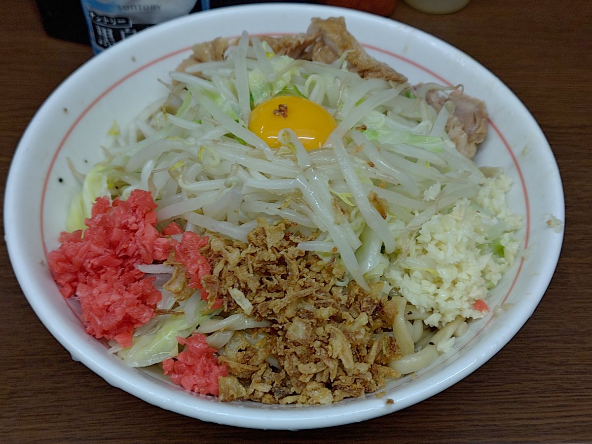 BOSS36R's tweet photo. ラーメン二郎 横浜関内店 @ 伊勢佐木長者町

小汁なし  ニンニクベニ

10時10分の到着で7番目に接続。11時の開店時には40人弱の行列でした。
今日は無料トッピングの連絡が無く、久しぶりにデフォの汁なしです。黒胡椒がちょうど良い刺激となり、ブタも相変わらずのやわらかさ。最高の美味しさでした。 https://t.co/1nQvSz28sM
