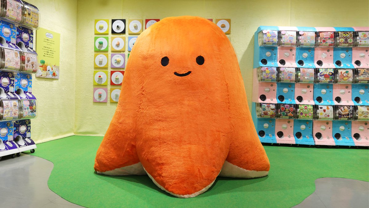 popii_land's tweet photo. Qualia 10周年記念展 5/29〜6/22 池袋PARCO7F 🎉✨
🔗 https://t.co/w9a08zp7vR
🌈歴代200点以上の展示&ガチャ150台!入場料大人¥1,000
🌈全長200cmの巨大にっこりーノ モンスターカプセル(¥1,500)が会場初登場!
🌈にっこりーノCAFE同時開催・6/6(土)は撮影会(先着30組)も!
#POPii #Qualia #にっこりーノ #ガチャガチャ #池袋PARCO