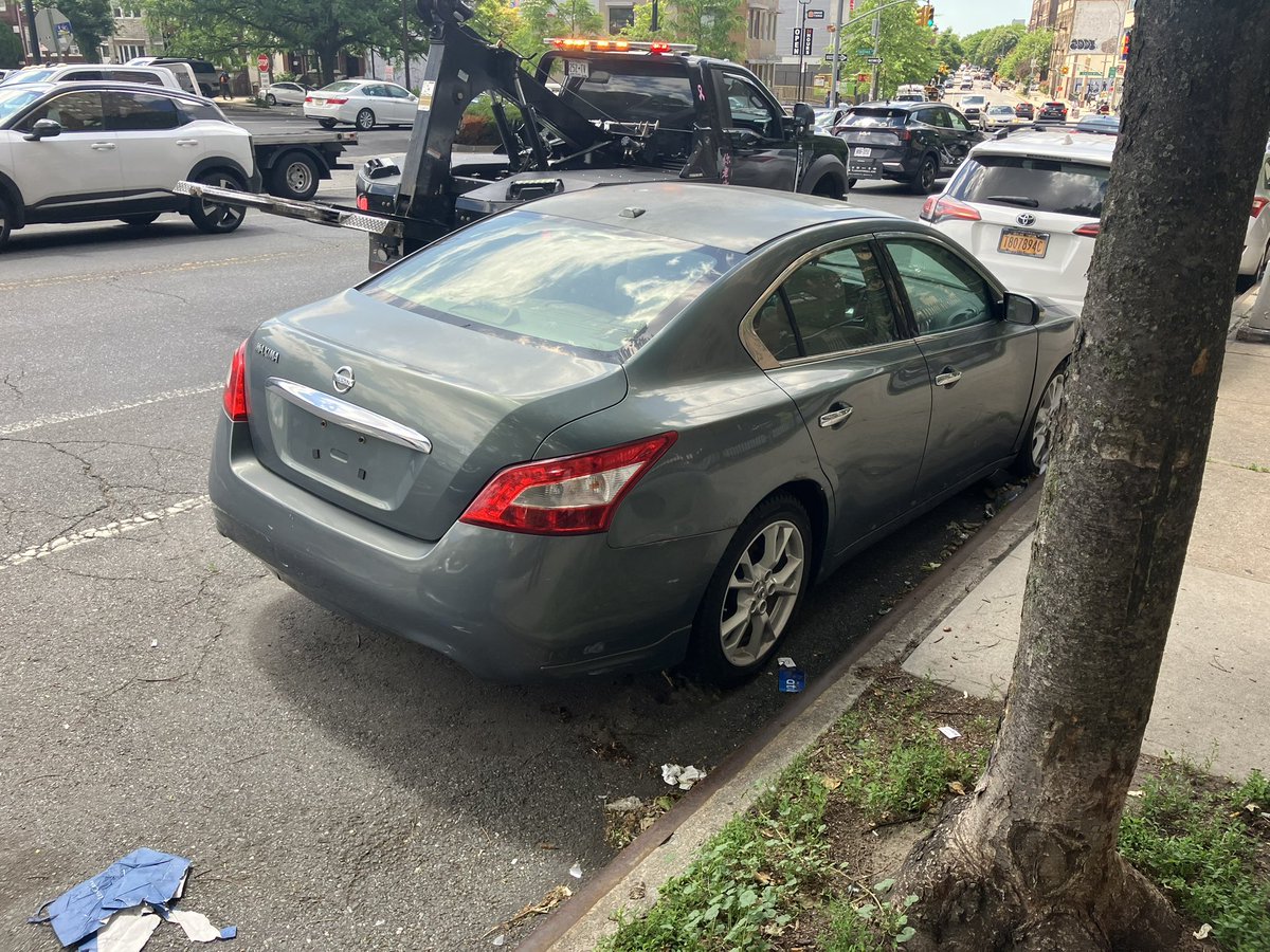 NYPD71Pct's tweet photo. Q Team David conducted a successful tow operation this week, removing several vehicles after receiving complaints from the community, which opened valuable parking spaces for residents. https://t.co/7UpcRKCfHD