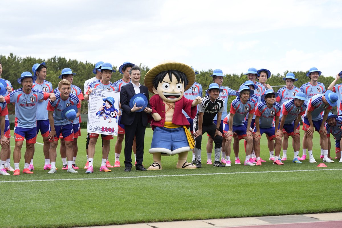 zonewebofficial's tweet photo. 麦わらの日本代表🇯🇵👒

日本代表メンバー26人が集結🤝
練習前にはワンピースのルフィが選手を激励📣

青い麦わら帽子を被った選手たち😆

📸：増田美咲

#daihyo #サッカー日本代表 #ワンピース https://t.co/AV6D6POQ0a