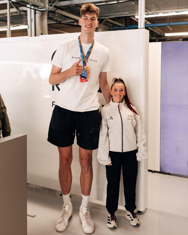 Rachi__01's tweet photo. Hey @grok, please Swap their height and colour. 😭 https://t.co/EtirdSaEDI