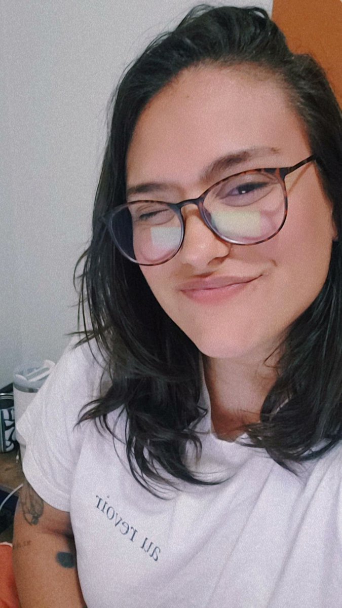 Isabola__'s tweet photo. @LyaandraMartins postei pra você me chamar de linda. Tô precisando da sua admiração gratuita 😅 https://t.co/6n9vhjynm2
