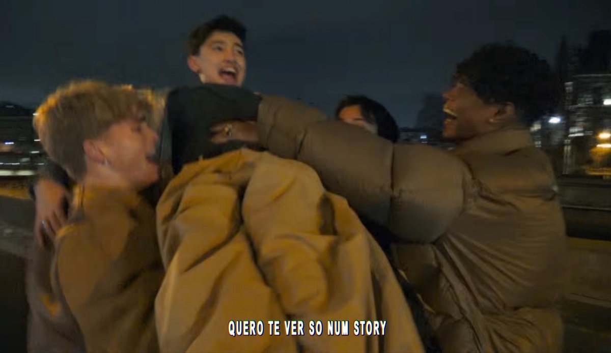 snoopyburu's tweet photo. COMO LO CARGANN JAJSJAJKSJ😭😭 ellos aman a su hermano pequeño https://t.co/JoHYirxUfN