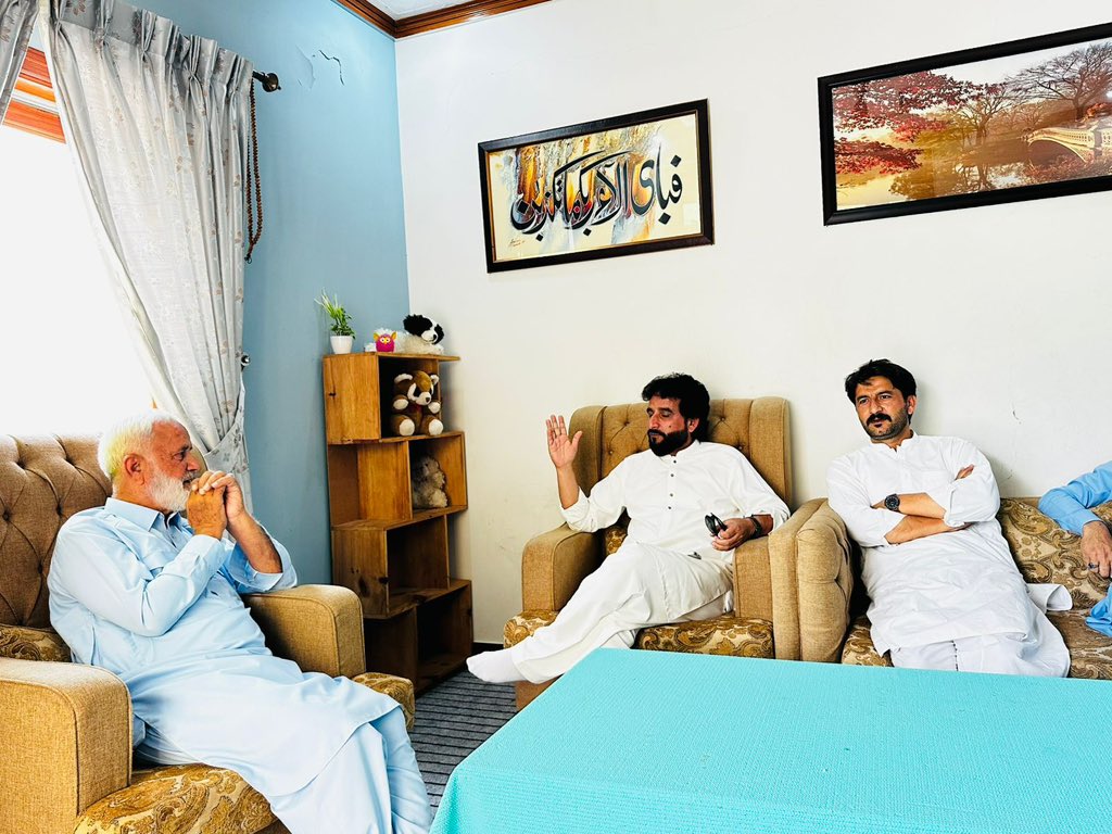 SardarMasroof's tweet photo. سردار کمال خان سینئر ایڈووکیٹ، سابق امیدوار اسمبلی حلقہ LA-19 پونچھ 2 ھجیرہ سے ان کی رہائش گاہ پر ملاقات کا شرف حاصل ہوا۔
اس موقع پر سردار عمران کمال ایڈووکیٹ بھی موجود تھے۔

کچھ عرصہ قبل سردار کمال خان صاحب علیل تھے، تاہم اللہ تعالیٰ کے فضل و کرم سے اب ماشاءاللہ روبصحت ہیں۔ https://t.co/bBhR3cMSsb