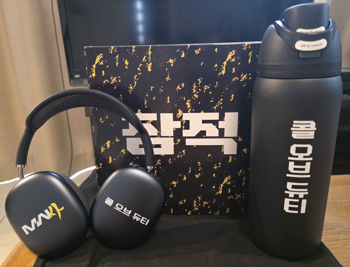RushWinRed's tweet photo. 改めて！新作CoD:MW4を先行プレイしてきました！

MW4仕様のAirPods Maxと水筒をプレゼントでいただきました！✨
ベータが待ち切れない早くプレイした過ぎる!!

招待していただきありがとうございました！
@CallofDuty @CallofDutyJP @Activision @InfinityWard 

#MW4 https://t.co/tamAxpkywB