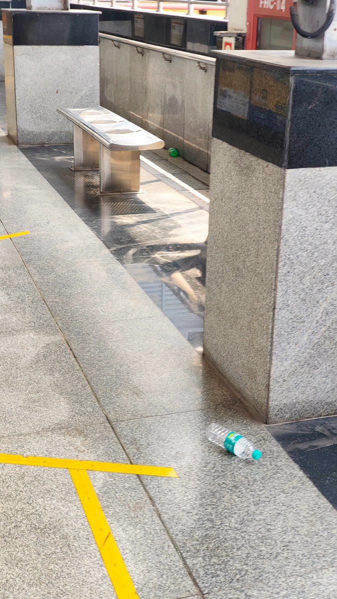 SubhadeepSubha's tweet photo. Green line City Centre Metro Station. People throwing garbage into platform. There should be more dustbins in the platform. At least 3 dustbin should be in each platform.
@metrorailwaykol  @RailwaySeva @RailMinIndia https://t.co/ESb9Hi4pOV