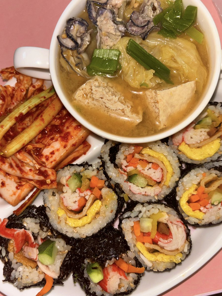 cakeMeals's tweet photo. 오늘의 #크림이밥
크림마마표 굴배추된장국에 돌김김밥 든든하게 먹어줬어요😋 (with 겉절이) https://t.co/EvE2My0Ta3