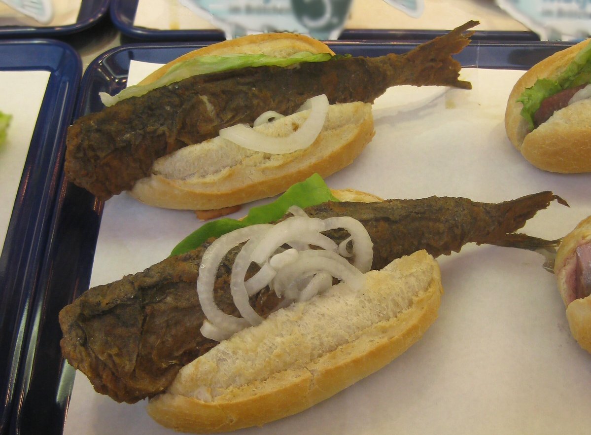 WorldSurnames's tweet photo. Bratheringはドイツの伝統的なニシン料理。新鮮なニシンに小麦粉をまぶして油で香ばしく焼き（または揚げ）、スライスした玉ねぎやスパイスと一緒にマリネ液に漬け込んで作られる。また、英語圏やドイツ圏において極めて稀な姓（ファミリーネーム）としても存在する。

アジの南蛮漬けみたいでうまそ～ https://t.co/BxZJvXM8R2